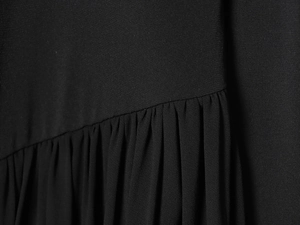Détail macro de textures de tissu noir de haute qualité et de coutures plissées d'une combinaison