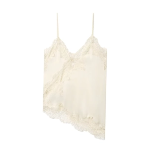 Dettaglio canotta in raso avorio con pizzo raffinato e orlo asimmetrico per un look chic