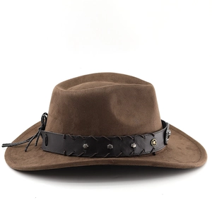 Détail d'un chapeau de cowboy en daim marron avec bande cloutée et emblème d'étoile