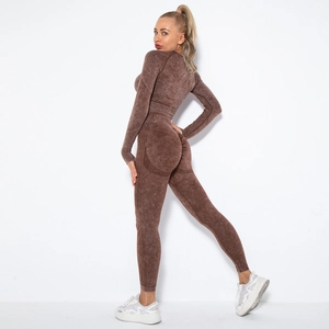 Makro-Detail des nahtlosen Yoga-Sets mit Acid-Wash, hoher Elastizität und feinen Nähten
