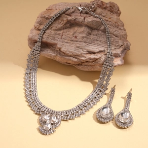 Parure bijoux argentée avec collier et boucles d'oreilles strass sur support pierre