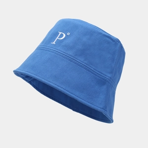 Gros plan du bob en coton bleu avec broderie blanche vue sous un angle de 45 degrés