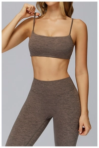 Dettaglio del reggiseno yoga marrone melange con doppie spalline e scollo quadrato