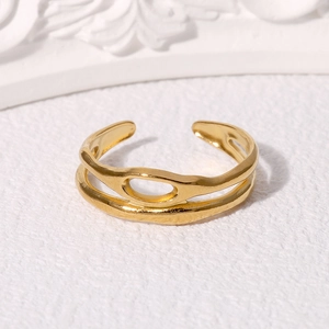 Bague minimaliste à double couche en acier inoxydable plaqué or sur socle blanc