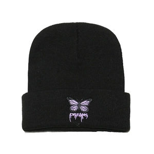 Bonnet en maille noire avec broderie papillon violet et texte Dreams pour l'hiver