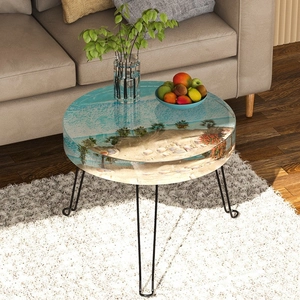 Detailansicht eines Couchtischs aus Epoxidharz mit Strandlandschaft und schwarzen Metallbeinen