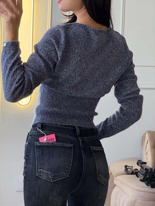 Schmal geschnittener V-Ausschnitt Strickpullover in Graublau mit Rippsaum und Jeanshose