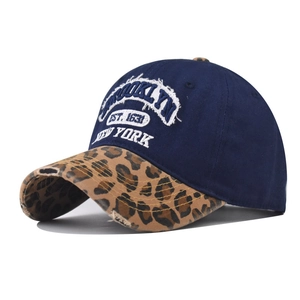 Vue détaillée de la casquette Brooklyn marine avec visière léopard et broderie blanche
