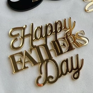 Dettaglio primo piano cake topper papa in acrilico dorato, bellissima decorazione festa.