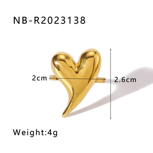 Dettaglio di un anello a cuore in oro lucido con dimensioni 2cm per 2,6cm e peso di 4g