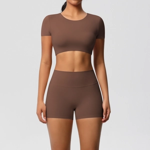 Details des schokobraunen nahtlosen Yoga-Sets mit kurzem Oberteil und hoher Taillenshorts