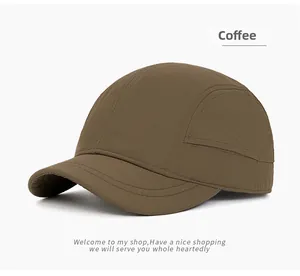 Dettaglio del cappellino 5-panel caffè in nylon ad asciugatura rapida con visiera corta