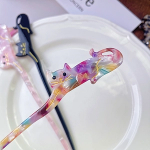 Dettaglio di forcine per capelli a forma di gatto in acetato con texture marmorizzate