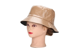 Détail d'un chapeau bob en cuir PU kaki brillant avec doublure noire sur présentoir