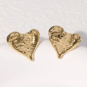 Orecchini a lobo a cuore in acciaio al titanio placcati oro 18K con texture martellata