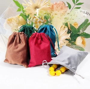 Dettaglio di sacchetti per gioielli colorati in velluto con coulisse per anelli e bracciali