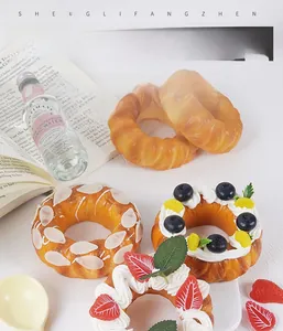 Modello realistico di ciambella alla fragola e panna per oggetti di scena fotografici