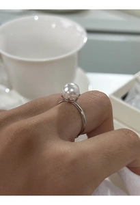 Dettaglio di un anello con perla bianca da 8mm e montatura a corona in argento