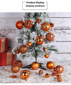 Dettaglio di palline di Natale arancioni calde con texture opache, glitter e goffrate