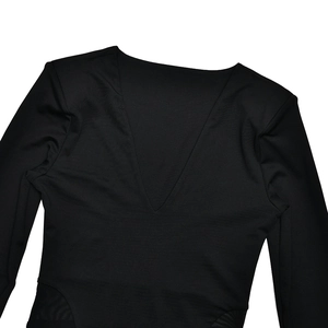 Détail de la robe noire à col en V avec patchwork en résille et taille froncée élégante