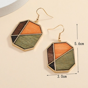 Détail de boucles d'oreilles en bois avec mesures indiquées 5.6cm et 3.0cm
