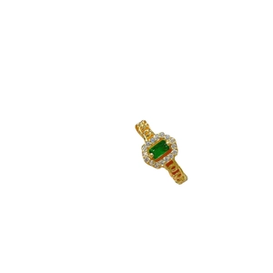 Eleganter vergoldeter Ring mit Smaragdstein und funkelndem Zirkon-Halo-Design