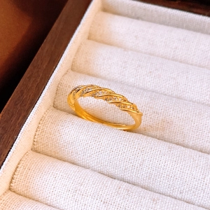 Gros plan détaillé d'une bague bambou plaquée or 24K avec cristaux dans un écrin à bijoux