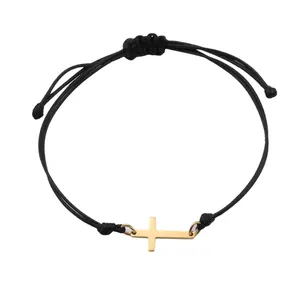 Bracelet tressé de Noël avec croix dorée en acier inoxydable et cordon noir réglable