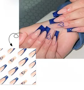 Details von Ballerina-Kunstnägeln mit blauem Glitzer-Rand und Herzmuster-Verzierung