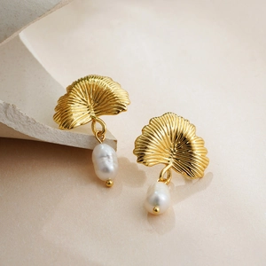 Élégantes boucles d'oreilles feuille de ginkgo or 18 carats avec perles baroques