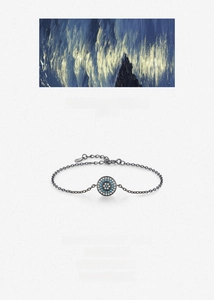 Détail du bracelet en argent S925 noir et doré avec turquoise bleue et zircons