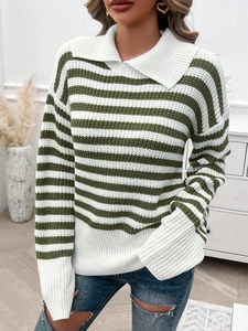 Detail der grün-weiß gestreiften Stricktextur eines lässigen Polo-Pullovers