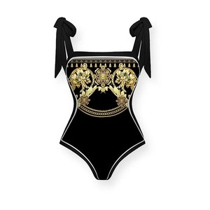 Détail du maillot de bain une pièce avec imprimé baroque doré et nœuds aux épaules