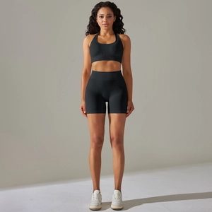 Dettaglio del set yoga nero senza cuciture con fascia a costine e reggiseno sportivo