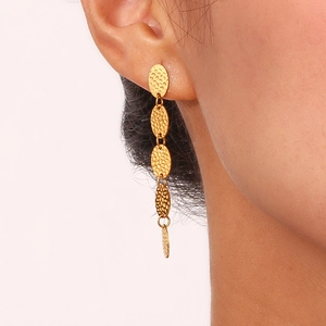 Vue détaillée de longues boucles d'oreilles dorées avec cinq disques ovales martelés