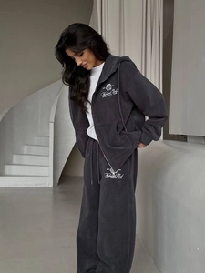 Ensemble deux pièces gris foncé comprenant un sweat à capuche et un pantalon large