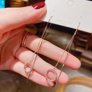 Détail de boucles d'oreilles en argent 925 avec cercles strassés sur de longues chaînes