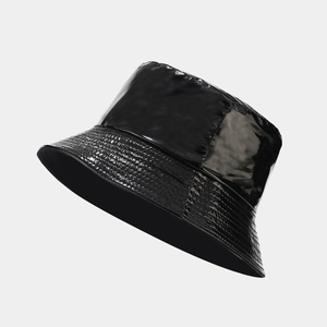 Dettaglio cappello alla pescatora in pelle PU nera con finitura lucida e cuciture sulla tesa
