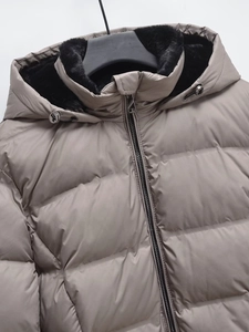 Detailansicht des Winterparkas mit schwarzem Kunstfellfutter und Metallreißverschluss