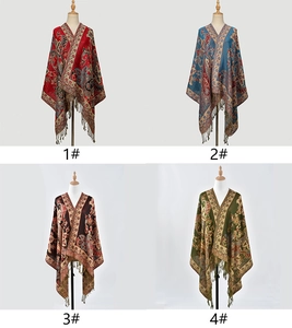Ethno-Schals mit Paisley-Muster und Fransen in vier verschiedenen Farben gezeigt