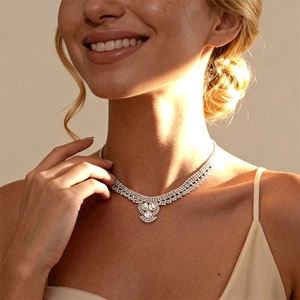 Gros plan sur l'élégant collier argenté avec pendentif goutte et diamants sur mannequin