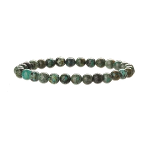 Détail macro du bracelet en perles de pierre naturelle aux textures minérales turquoise et brunes