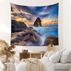 Détail de la tapisserie bohème montrant un paysage marin au coucher du soleil décoratif