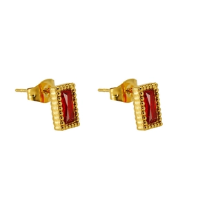 Vue détaillée de boucles d'oreilles rectangulaires dorées avec zircon rouge et bord perlé