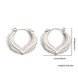 Detailed view of silver feather earrings with size markings 2.5cm and 6.7g weight