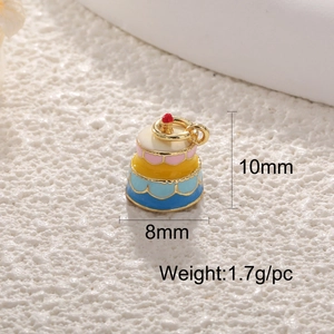 Dettaglio macro del ciondolo a torta rosa 10mm con smalto e specifiche di dimensione