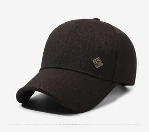 Détails de la casquette homme avec tissu texturé et plaque métallique à caractère Fu