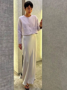 Giacca in tweed lilla e gonna longuette in raso bianco perla per un look da donna elegante