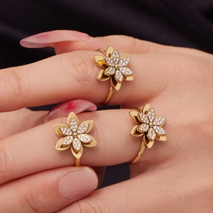 Eleganti anelli a fiore in oro a sei petali con zirconi scintillanti su mano di donna