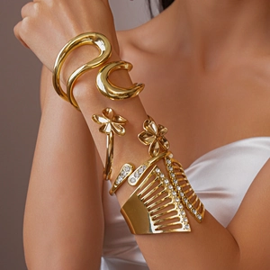 Poliertes goldene Blumen-Armband mit feinen Hohlmustern und funkelnden Strass-Details